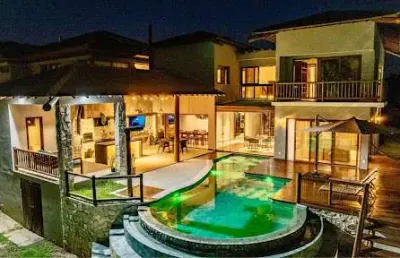 Praia bella. casa de luxo à venda em praia do forte, 409m², 5 suítes, piscina com hidromassagem. espaço gourmet, acesso privativo à praia. alto padrão