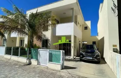 Foz do joanes. casa duplex à venda em buraquinho, 160m², 4 suítes, closet, varanda, depósito. 2 vagas. excelente localização. conforto e segurança
