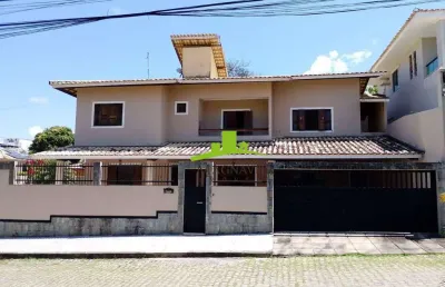 Priscila dutra. casa à venda em condomínio fechado, 297m², nascente, 3 suítes com closet, segurança 24h, infraestrutura completa. ótima localização