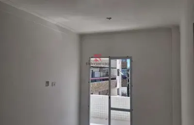 Apartamento novo com sacada e vista parcial do mar no bairro tupi