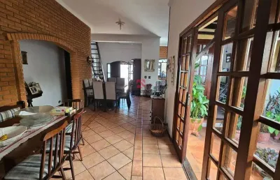 Casa com piscina, closet e espaço gourmet no canto do forte – praia grande