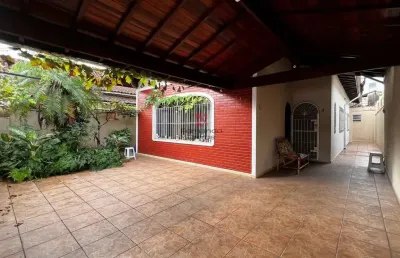 Casa isolada mobiliada com espaço gourmet, quintal amplo e edícula – 185m2