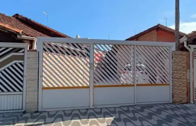Casa geminada a 50 metros da praia com área gourmet no jardim real praia grande