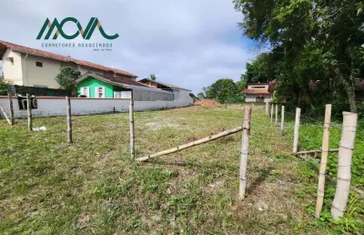 Excelente terreno, aterrado e cercado. pronto para construir, aproximadamente 200 metros da praia