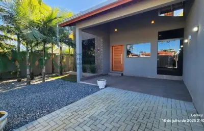 Belíssima residência térrea, moderna e recém-construída, pertinho da praia