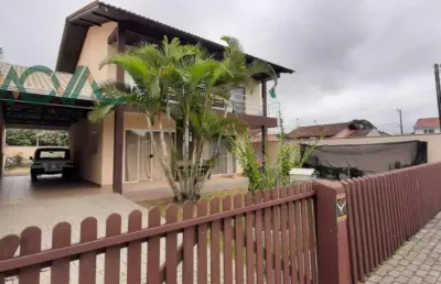 Espaçoso sobrado disponível para locação mensal, apenas 250 metros da praia!