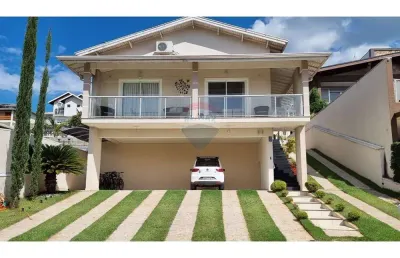 Casa em condomínio de bragança paulista, com 319 m², 3 suítes, 6 vagas, piscina, sauna e área gourmet.