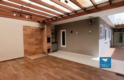 Casa plana solta com energia solar, móveis projetados e deck com churrasqueira em eusébio, energia solar instalada, 03 quartos, 98m2, lote de 180m2, sala com pé direito alto, 02 vagas