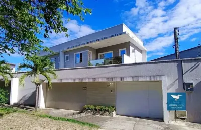 Alugo casa duplex com varandão e deck em rua pública no eusébio, ótima localização próximo a estrada do fio e fortaleza, 221m2, 03 suítes, 02 vagas