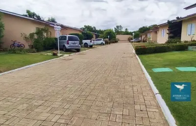Casa plana em condomínio fechado no eusébio, 53m2, amplo quintal, 02 quartos, 01 banheiro, 02 vagas, região central próximo a restaurantes, escolas e comércio