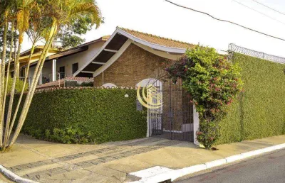 Casa térrea, com 3 dormitórios, 1 suíte, localizada em bairro nobre.