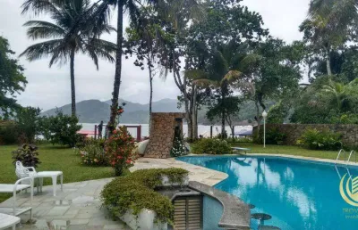 Sobrado de altíssimo padrão, beira mar, 5 suítes, 4 salas, área gourmet, piscina, lindo jardim, localizada na praia domingas dias em ubatuba.
