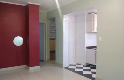 Amplo apartamento todo mobiliado, área útil 64m², 02 dormitórios com armários planejados, sala 02 ambientes, banheiro, lavanderia e cozinha americana, totalmente reformado