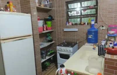 Casa a venda em mongagua com 250mts², são 2 dormitórios, sala cozinha americana banheiro,nos fundos tem mais 1 quartinho com banheiro churrasqueira, garagem para 5 carros.