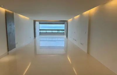 Apartamento com 200 metros sendo 3 suítes com vista para o mar