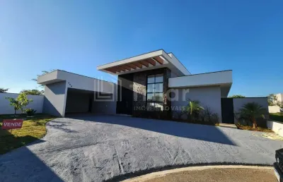 Uma casa térrea aconchegante em condomínio fechado com 4 dormitórios e 2 suítes.