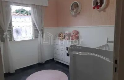 Para investidores ou moradores: terreno com 3 casas e vaga de garagem para todas.