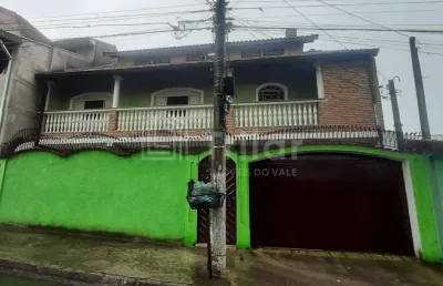 Òtimo sobrado de 3 pavimentos e 3 3 dormitórios com suíte e 5 vagas de garagem
