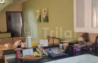 Sobrado com 03 dormitórios (01 suíte), sacada, garagem coberta para 02 carros, portão automático. aceita financiamento!