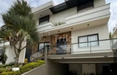 Maravilhoso sobrado em condomínio fechado com 4 suítes e lazer com piscina e ofurô .