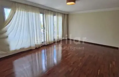 Apartamento amplo com 4 dormitórios e 1 suíte, sala ampla e 2 vagas .