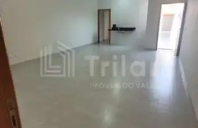 Casa de 2 dormitórios com 1 suíte e sala conjugada com a cozinha e 2 vagas de garagem cobertas