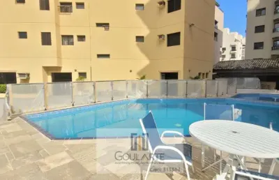 Apartamento com 2 dormitórios climatizados sendo 1 suíte, lazer no condomínio, lado praia - enseada - guarujá/sp.