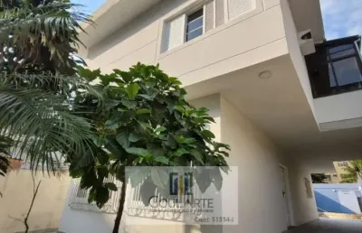 Casa sobrado com 4 dormitórios sendo 1 suíte, área gourmet e piscina, à menos de 200 metros do mar na praia do tombo-guarujá/sp.