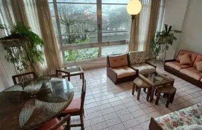 Apartamento padrão com 3 dormitórios + dormitório de serviço na praia da pitangueiras-guarujá/sp.