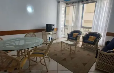 Apartamento alto padrão com 2 dormitórios sendo 1 suíte + suíte de serviço em frente a praia da pitangueiras-guarujá/sp.