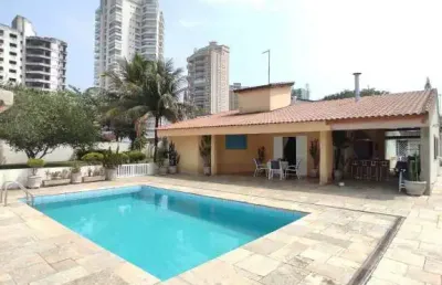 Casa com 3 dormitórios 1 sendo suíte, 1 edícula, espaço amplo (com churrasqueira e piscina) e 3 terrenos planos na praia da enseada-guarujá/sp.