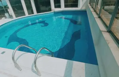Apartamento cobertura duplex com 5 suítes + suíte de serviço, terraço com piscina, área gourmet vista mar e lazer no condomínio na praia da enseada-guarujá/sp.