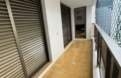Apartamento alto padrão com sacada, 3 dormitórios sendo 1 suíte, na praia da pitangueiras-guarujá/sp.