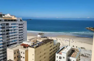Apartamento alto padrão com 3 dormitórios climatizados sendo 1 suíte, sacada gourmet vista lateral mar e lazer completo no condomínio na praia das pitangueiras-guarujá/sp.