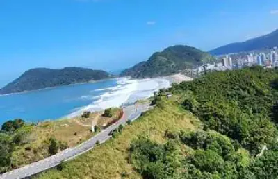 Apartamento alto padrão com acesso a sacada gourmet, 3 suítes climatizadas, lazer completo no condomínio - astúrias -guarujá/sp.