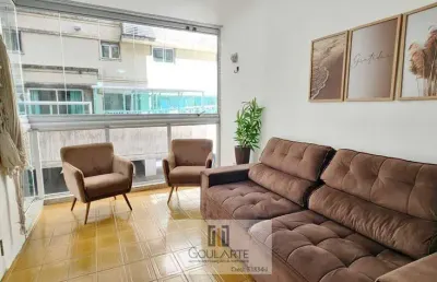 Apartamento com janelão na sala, 2 dormitórios sendo 1 suíte climatizada, à menos de 100m do mar na praia da pitangueiras-guarujá/sp.