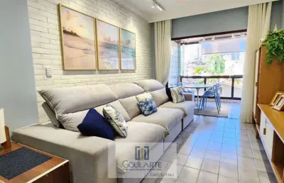 Apartamento reformado com acesso a sacada envidraçada, 2 dormitórios climatizados sendo 1 suíte, na praia da asturias-guarujá/sp.