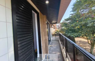 Apartamento padrão com sala 2 ambientes climatizada, 2 dormitórios sendo 1 com sacada na praia da astúrias-guarujá/sp.