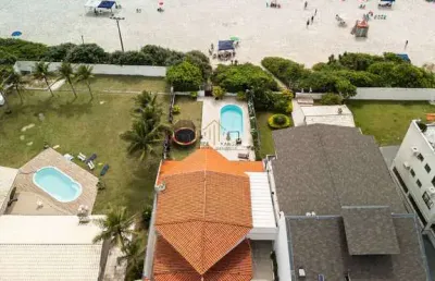 Casa com quatro dormitórios e piscina á beira mar nos ingleses