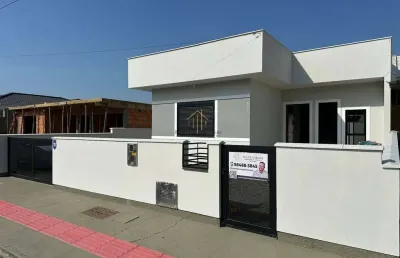 Casa térrea de 3 dormitórios com suíte sozinha no terreno