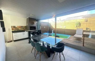 Casa de esquina com piscina, 2 dorm com suíte no condomínio terra nova