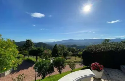 Belíssima chácara à venda em condomínio fechado com vista da pedra grande