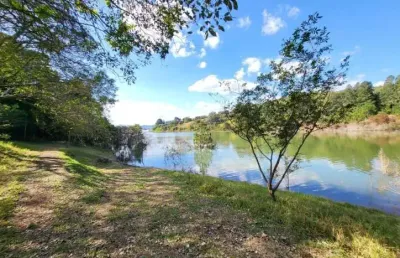 Sítio à beira da represa em piracaia: um refúgio de tranquilidade e beleza