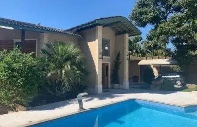 Casa em condomínio na vila santista, atibaia-sp: 3 quartos, 3 suítes, 4 banheiros, 6 vagas e 340m². venha conferir!