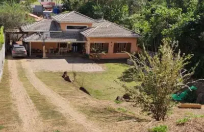 Chácara em condomínio na estância santa maria do laranjal, atibaia-sp: 4 quartos, 1 suíte e 6 vagas de garagem!