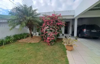 Esta charmosa casa de 3 dormitórios, sendo 1 suíte, com 152