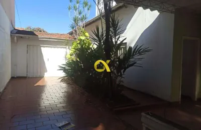 Casa comercial ampla com edícula e showroom – ótima localização