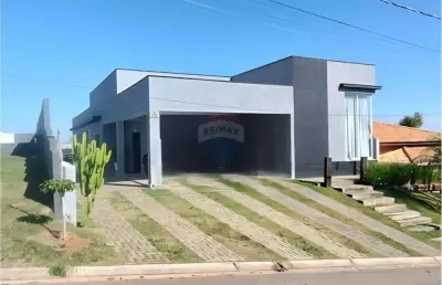 Belíssima casa térrea localizada no prestigiado condomínio terra de santa de santa cruz