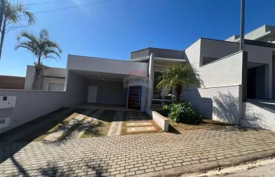 Casa térrea com 3 dormitórios sendo 1 suíte  pra locação no condomínio mirantes de bragança