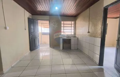 Casa pequena com 1 quarto  r$ 1.400,00 para alugar.
